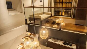 Villa, 2 chambres, piscine privée, vue sur la piscine | Aire de séjour | Téléviseur connecté de 65 po avec télévision par câble, Netflix