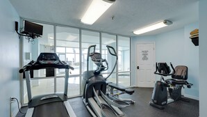 Ein Fitnessraum mit Laufbändern, Crosstrainern und einem Ergometer.
