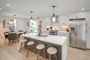 Interior - Tremont Retreat w/ Putting Green Near Downtown (Cleveland)