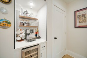 Interior - Tremont Retreat w/ Putting Green Near Downtown (Cleveland)