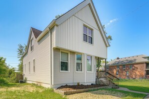 House (3 Bedrooms) | Interior - Yard & Fire Pit! Chic Retreat, 2 Mi to Ford Field (Detroit)