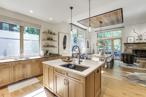 Walk to Town & Trails! Luxe Mtn Retreat w/ Hot Tub