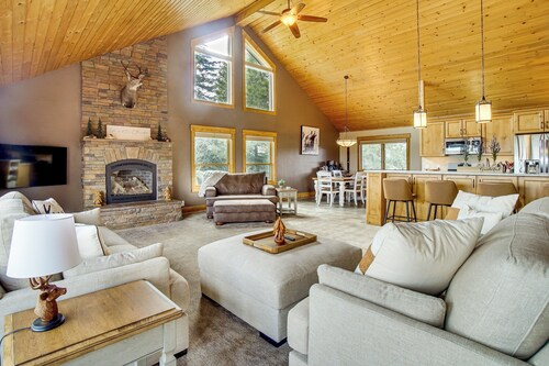 Mtn-view Retreat w/ Fire Pits & Grill in Mccall!