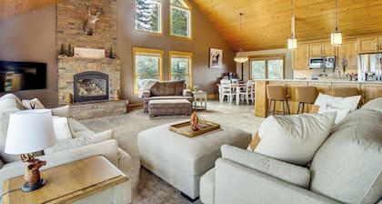 Mtn-view Retreat w/ Fire Pits & Grill in Mccall!