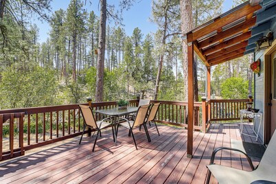 Deck, Trails & Forest Views! Ponderosa Park Cabin