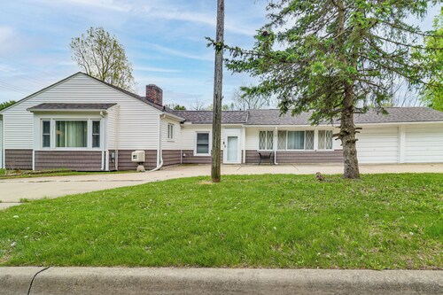Metro Detroit Home Base w/ Yard, Pets Welcome!