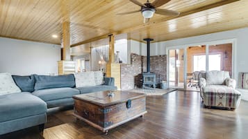 House (3 Bedrooms) | Interior