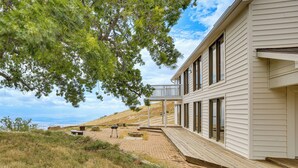 A house with a deck, a covered porch, and a view of the ocean. - Hiking, Wineries & More! Mtn-view Gem in Tehachapi (Tehachapi)