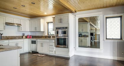 Hiking, Wineries & More! Mtn-view Gem in Tehachapi