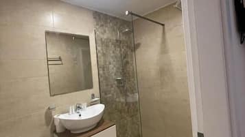 Suite, Balcony | Bathroom | Shower, free toiletries, towels, soap