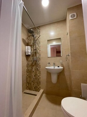 Ducha, artículos de higiene personal gratuitos, toallas y jabón
