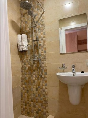 Een douche, gratis toiletartikelen, handdoeken, zeep