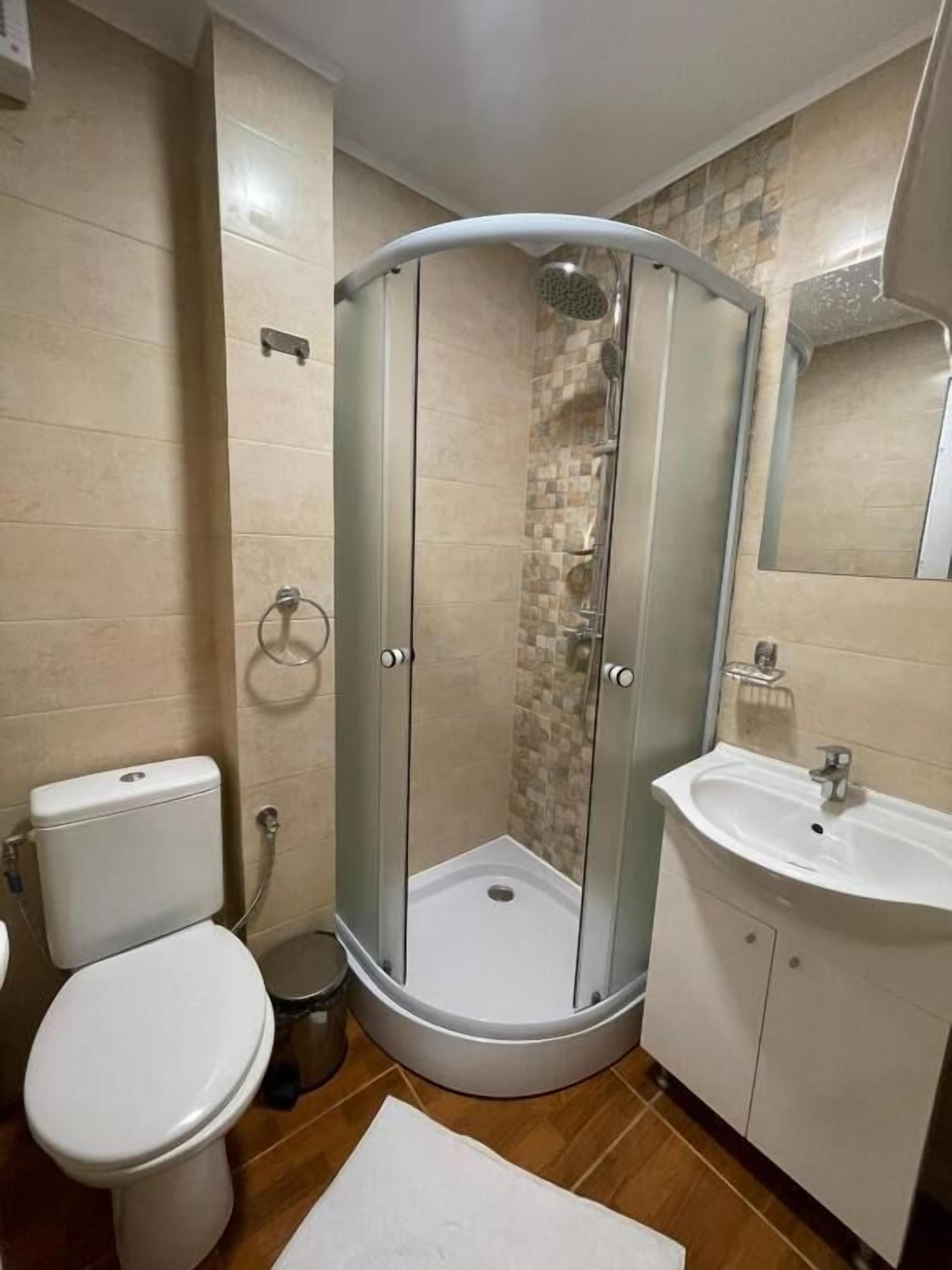 Apartment | Badezimmer | Dusche, kostenlose Toilettenartikel, Handtücher, Seife