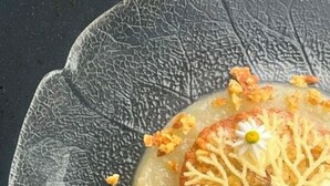 Un postre sobre un plato de vidrio con textura.