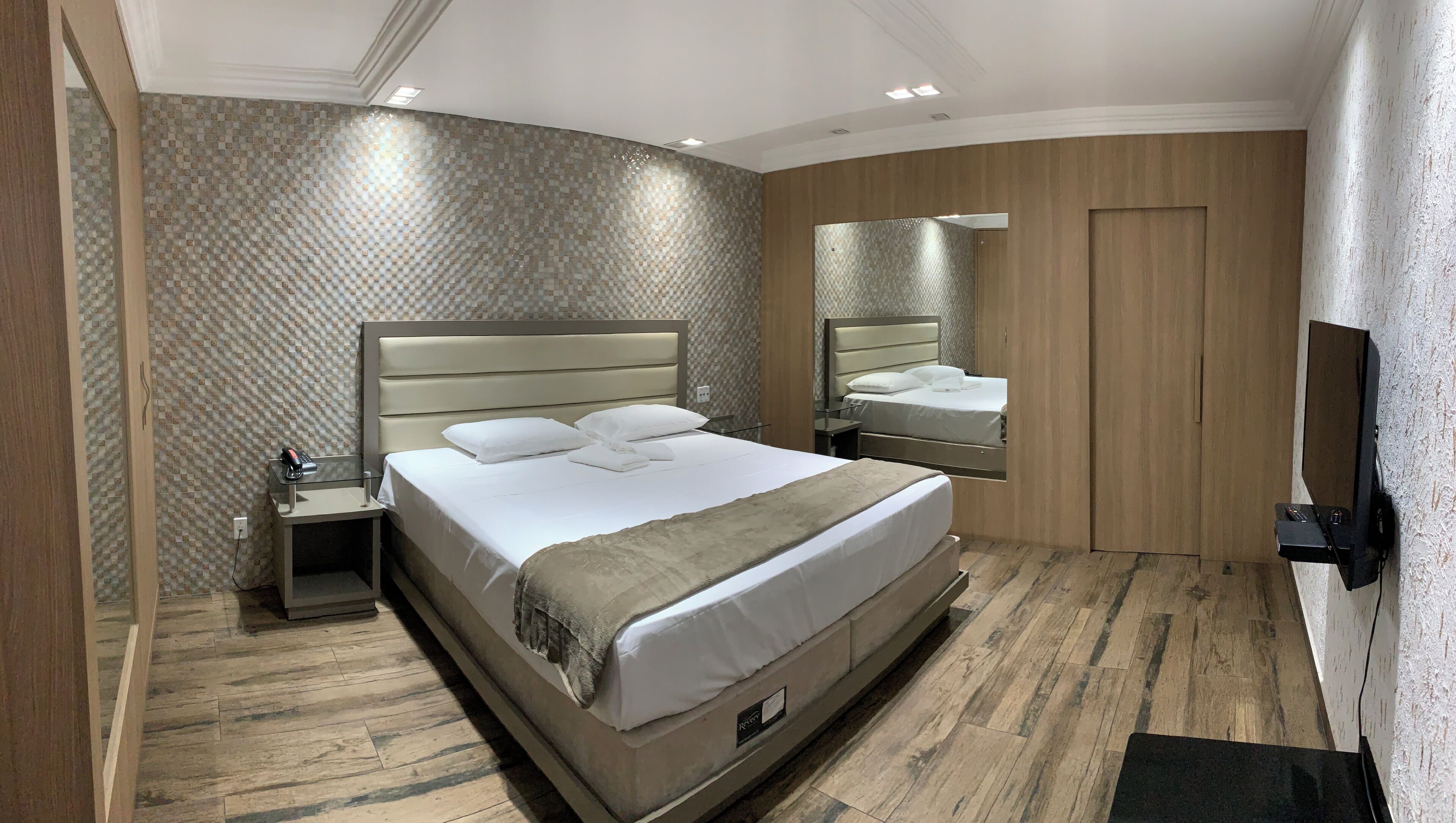 Standard Room | Desk