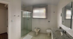 Habitación estándar con 2 camas individuales | Baño | Toallas
