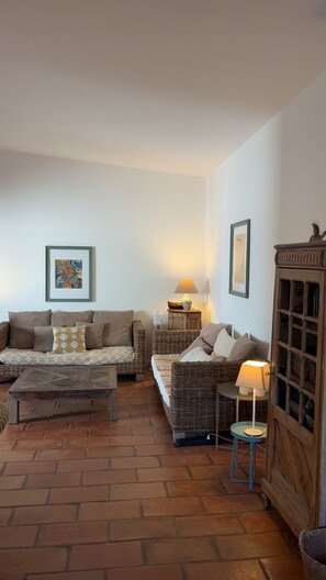 Living area - Bungalow with private beach on the Gulf of St. Tropez (Grimaud)
