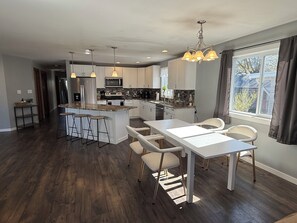 Private kitchen - Spacious 5-bedroom house in charming Marquette with AC (Marquette)