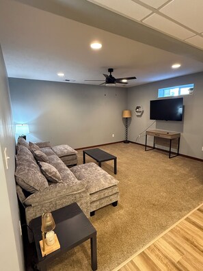 Living area - Spacious 5-bedroom house in charming Marquette with AC (Marquette)