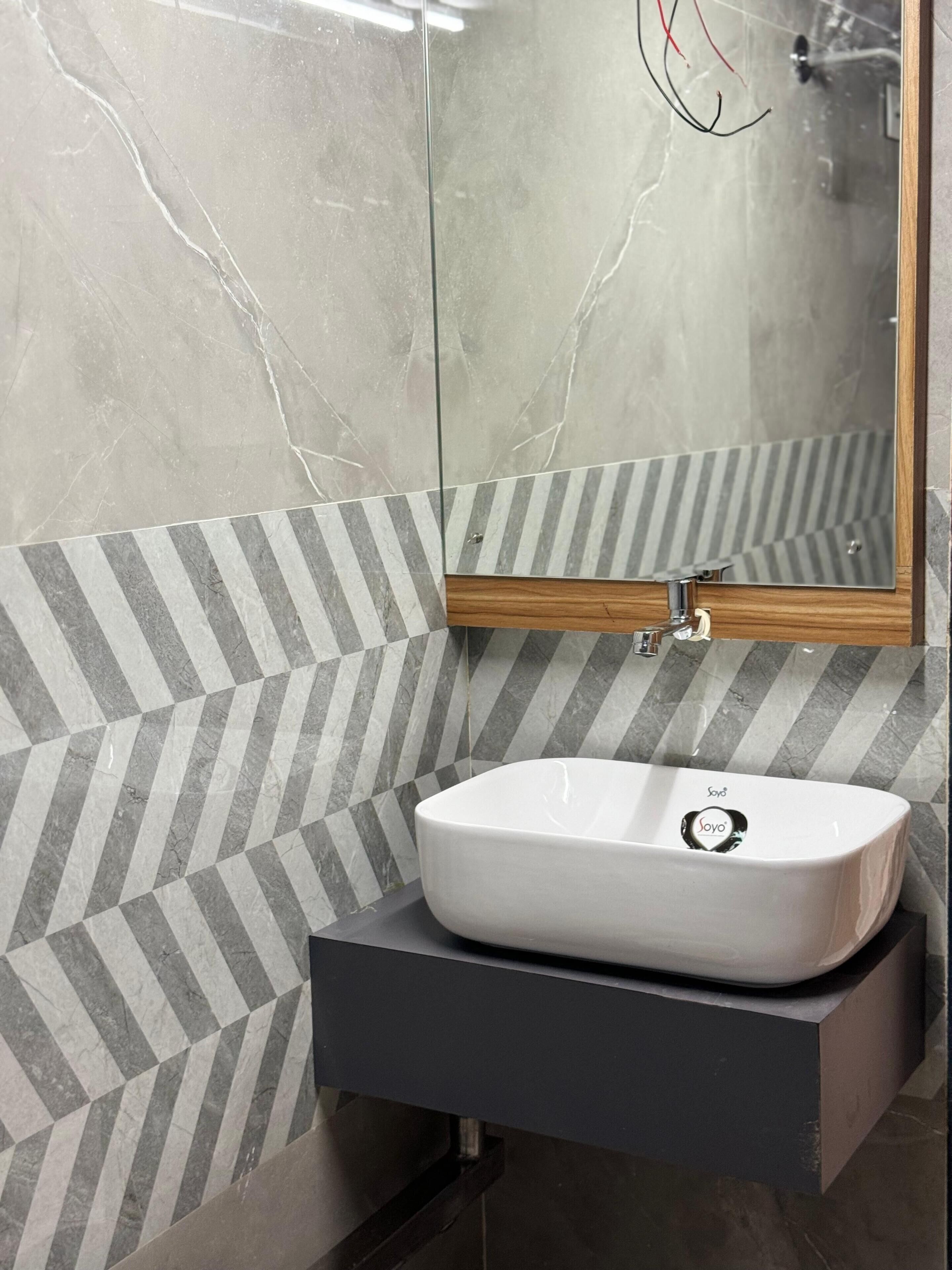 Habitación cuádruple Deluxe | Baño | Ducha, artículos de higiene personal gratuitos, toallas y jabón