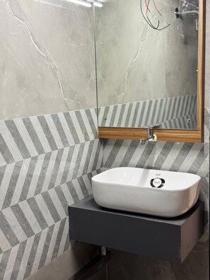 Habitación cuádruple Deluxe | Baño | Ducha, artículos de higiene personal gratuitos, toallas y jabón