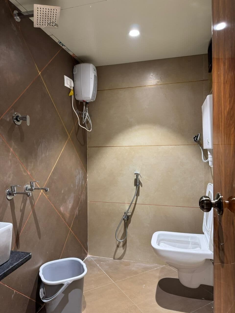  Six Bed Deluxe Room | Bathroom | Shower, free toiletries, towels, soap