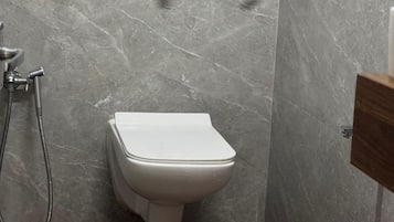 Standardværelse til 4 personer | Badeværelse | Bruser, gratis toiletartikler, håndklæder, Sæbe