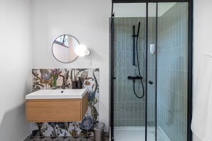 Comfort Apartment, Courtyard View | Bathroom - Wathay Vendégház (Csesznek)