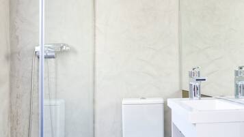 Dusche, Haartrockner, Handtücher