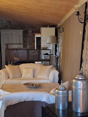 Interior - Accommodation in the complete relaxation of nature, minimal with elegant details... (Faicchio)