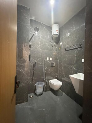 Quarto casal luxo | Banheiro | Chuveiro, toalhas de banho, sabonete, shampoo