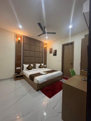 Quarto casal luxo | Escrivaninha, espaço de trabalho para notebook, Wi-Fi de cortesia