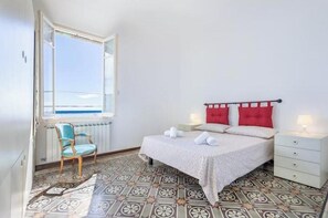 Tabla de planchar con plancha, wifi y ropa de cama 