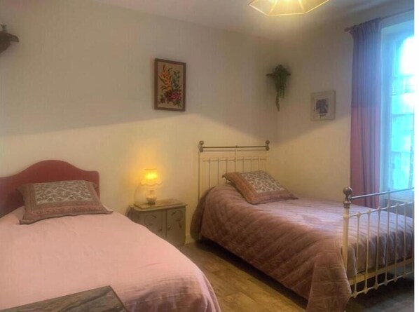 Iron/ironing board, WiFi, bed sheets