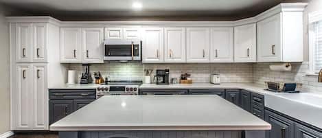 House, Multiple Beds, Pool Access, Pool View (201 Ocean View) | Private kitchen