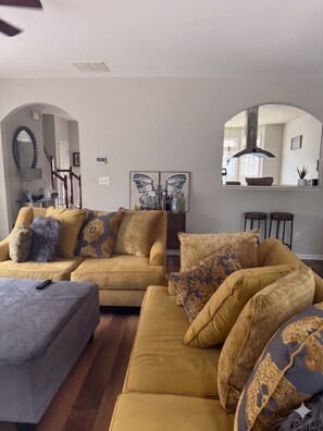 Living area - Serene 3-bedroom townhome with AC in charming Tucker (Tucker)