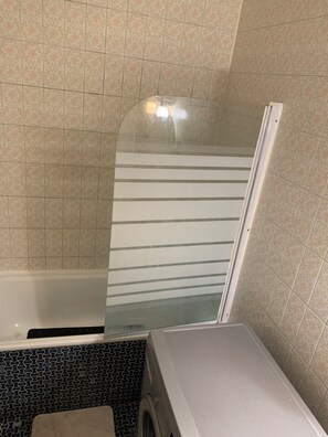 Bathroom - Vrbo Property (Cenon)