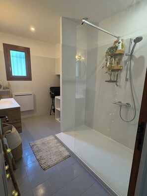 Dusche, Haartrockner, Handtücher