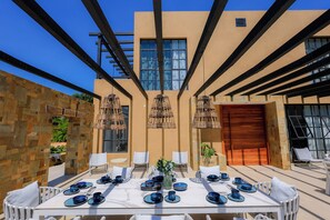Outdoor dining - Kokasemera Country Villa, Fort Portal - Kibale National Park. (Fort Portal)
