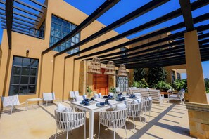 Outdoor dining - Kokasemera Country Villa, Fort Portal - Kibale National Park. (Fort Portal)
