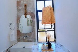 Shower, eco-friendly toiletries, hair dryer, towels - Kokasemera Country Villa, Fort Portal - Kibale National Park. (Fort Portal)