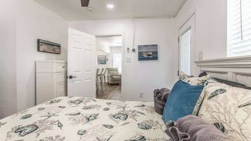 Apartment, 1 Queen Bed with Sofa bed, Balcony, Partial Ocean View (1117 Ocean D) | 1 bedroom, individually decorated, individually furnished