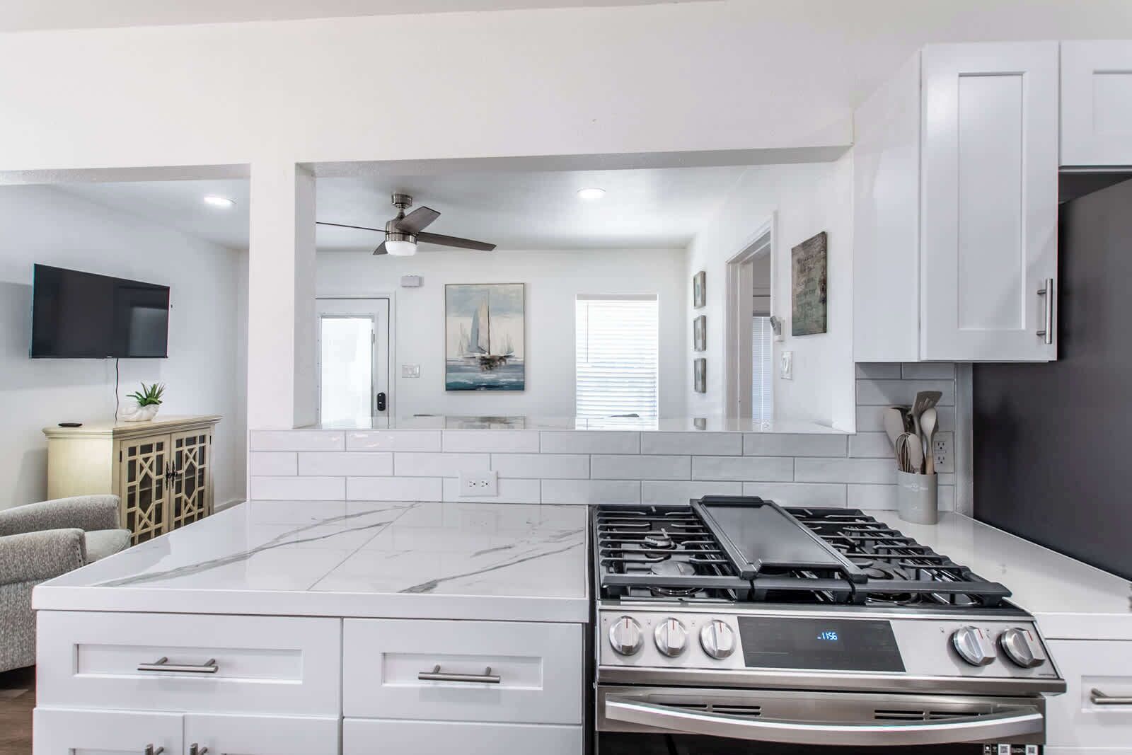 Apartment, 1 Queen Bed with Sofa bed, Balcony, Partial Ocean View (1117 Ocean D) | Private kitchen