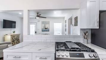 Apartment, 1 Queen Bed with Sofa bed, Balcony, Partial Ocean View (1117 Ocean D) | Private kitchen