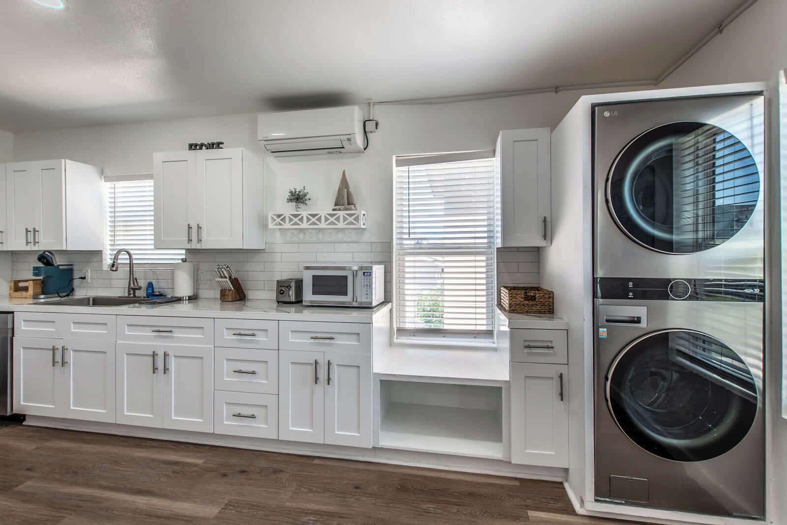 Apartment, 1 Queen Bed with Sofa bed, Balcony, Partial Ocean View (1117 Ocean D) | Private kitchen