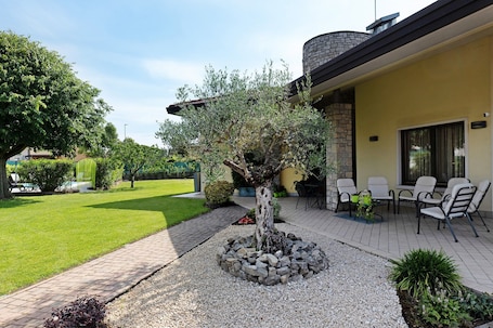 Terraza o patio. Homestay 'La Casa Di Gio – Room' with Shared Pool, Wi-Fi, and Air Conditioning