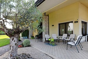 Terrace/patio - Homestay 'La Casa Di Gio – Room' with Shared Pool, Wi-Fi, and Air Conditioning (Campagnola)