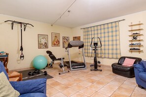 Fitness facility - Homestay 'La Casa Di Gio – Room' with Shared Pool, Wi-Fi, and Air Conditioning (Campagnola)