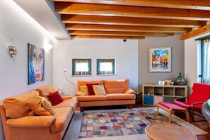 TV, fireplace - Homestay 'La Casa Di Gio – Room' with Shared Pool, Wi-Fi, and Air Conditioning (Campagnola)