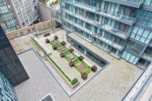 Outdoor dining - Luxury Condo by subway, UofT, Parking, Pool, Gym for FIFA 2026 (Toronto)